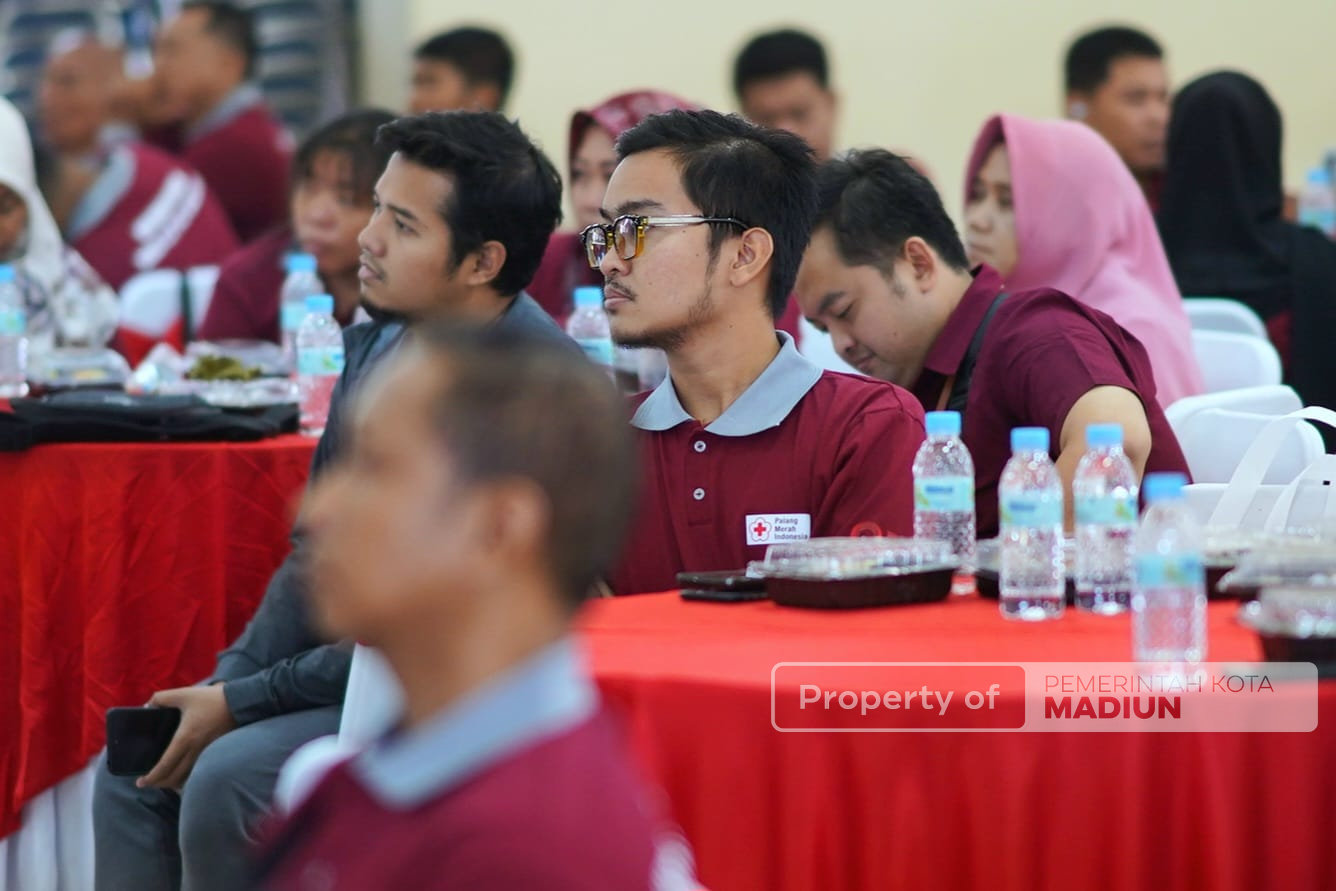 Hadiri HUT ke-80 PMI, Wali Kota Madiun Apresiasi Pendonor Setia dan Bagikan Penghargaan