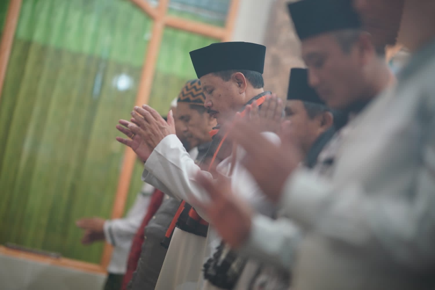 Salat Isya di Masjid Al-Furqon, Wali Kota Belanja Masalah Langsung dari Jamaah