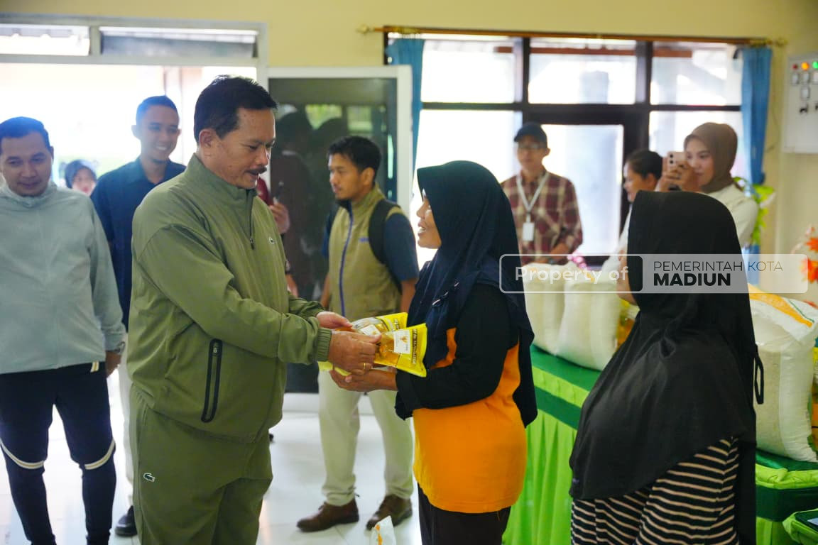 Jalan Kaki Bersama Pejabat Perangkat Daerah, Wali Kota Madiun Serahkan Bantuan di Kelurahan Winongo dan Kelurahan Manguharjo