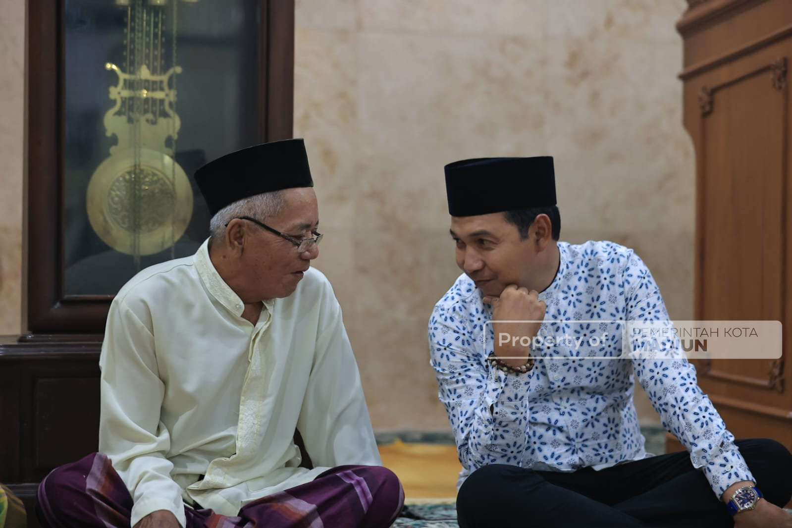 Safari Salat Isya, Salat Jemaah hingga Serahkan Santunan Warga