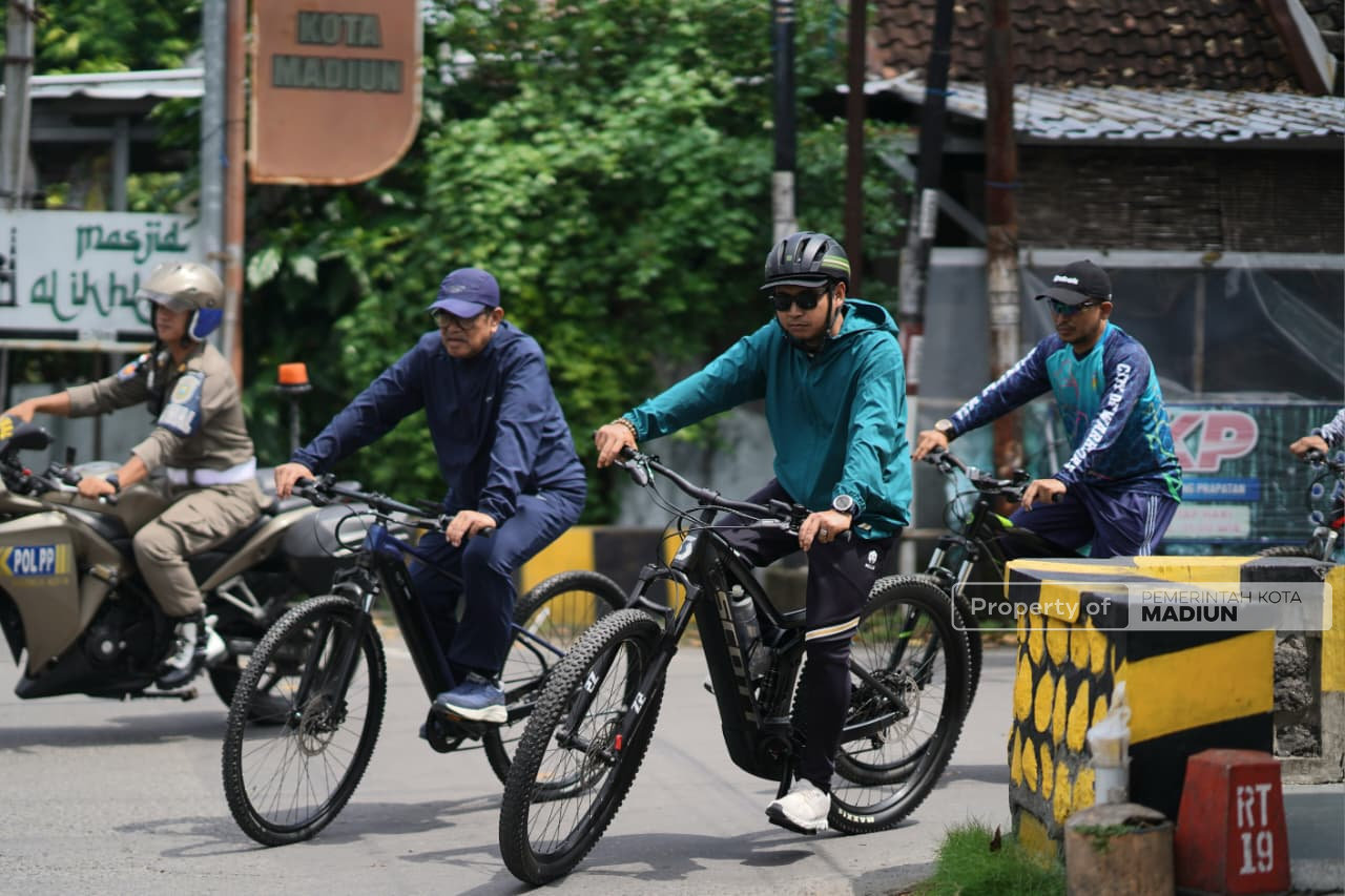 Tinjau Kawasan Perbatasan, Plt Wali Kota Madiun Tekankan Kualitas Infrastruktur Penunjang Ekonomi saat Gowes Pagi