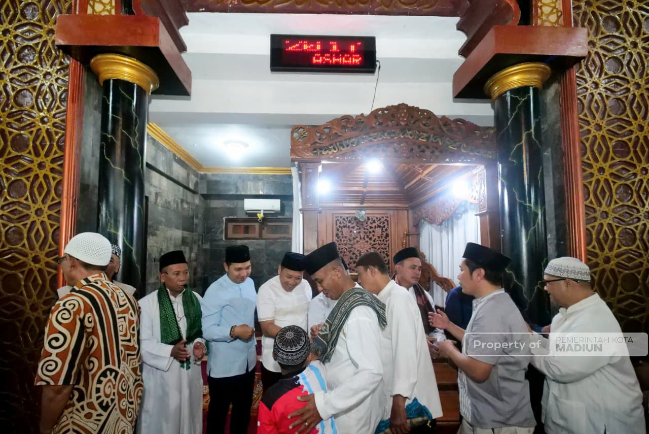 Plt Wali Kota Madiun Hadiri Tarawih Perdana, Ajak Warga Sambut Ramadan dengan Tertib dan Penuh Berkah